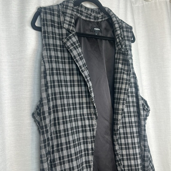 TORRID VEST SIZE(4) - Picture 4 of 6